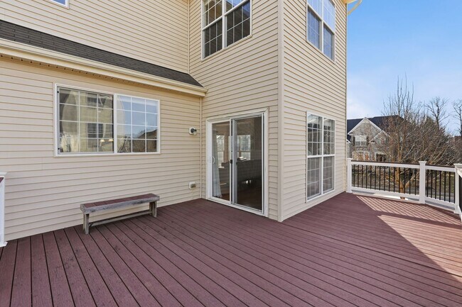 Building Photo - Located in a vibrant and highly sought after setting, this Richmond American Homes residence offe...