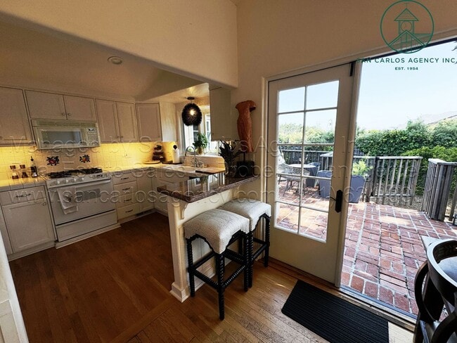Building Photo - 3 Bed / 2 Bath Charming Carmel Point Home