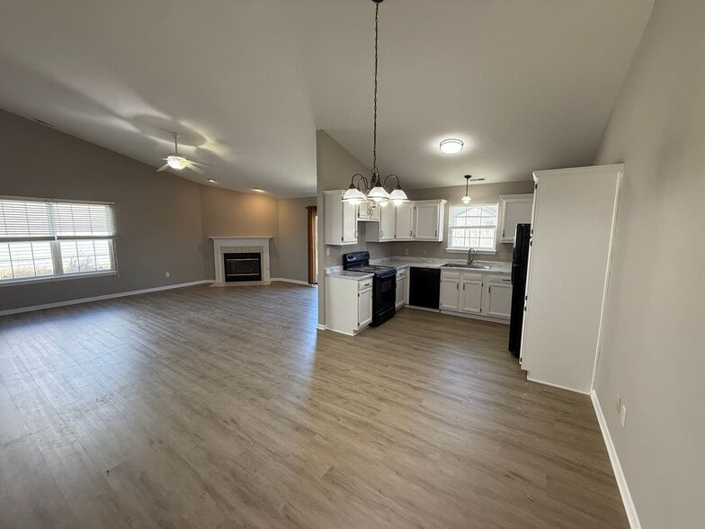 Building Photo - 621 Mission Hill Dr