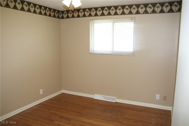 Building Photo - 300 Calvin Dr