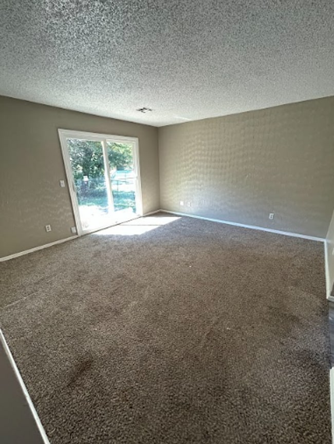 Building Photo - Charming 5 Bedroom Rent to Own Home!!