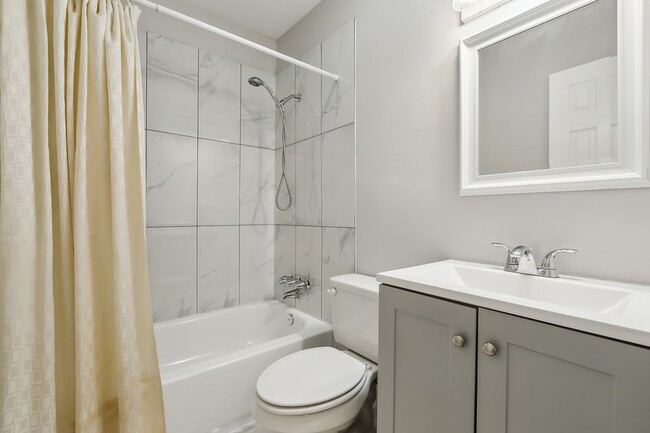 Building Photo - 904 St Julien Dr