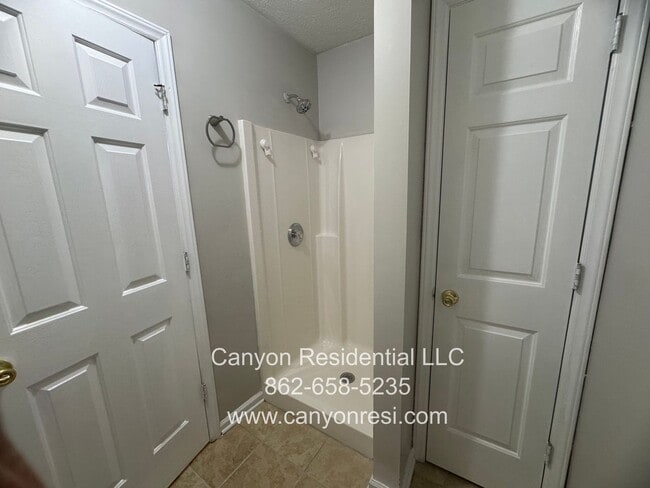 Building Photo - Spacious 3-Bedroom Home for Rent in Raeford