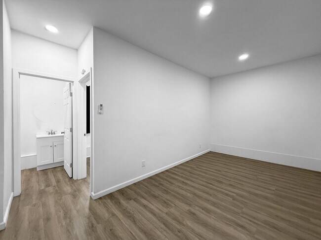 Building Photo - 442 Lightcap St