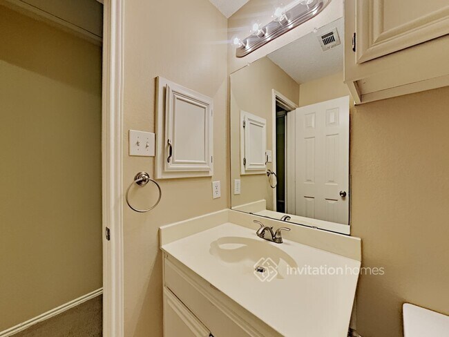 Building Photo - 720 Hollow Ridge Dr