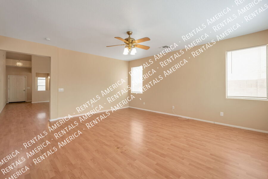Building Photo - 629 E Saddle Way
