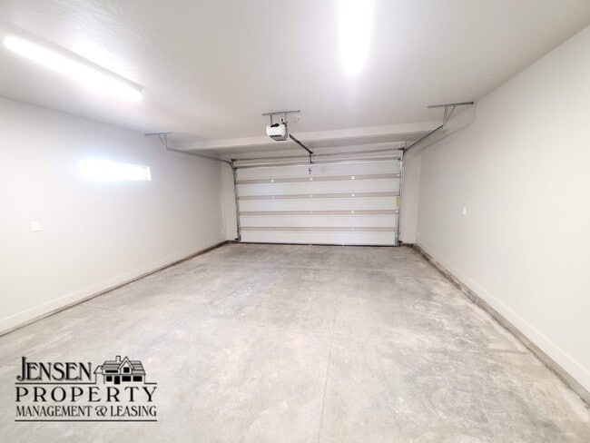 Building Photo - Red Mountain Vista Town Home, End Unit