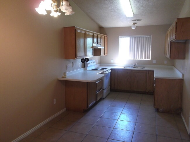 Building Photo - Beautiful Home in St. George