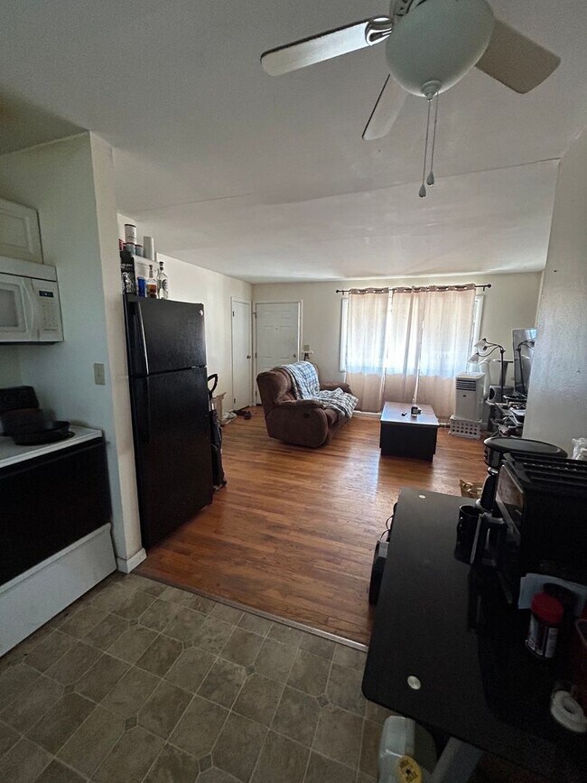Building Photo - 2 Bedroom, 1 Bath Duplex