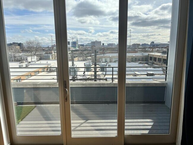 Building Photo - 1637 W Grand Ave