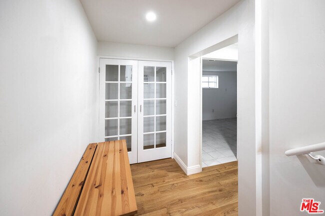 Building Photo - 1110 W Muirlands Dr