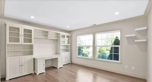 Building Photo - Spacious 4 Bed, 4 Bath Executive Home on Peaceful Cul-de-Sac!