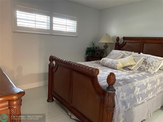 Building Photo - 9420 S Hollybrook Lake Dr