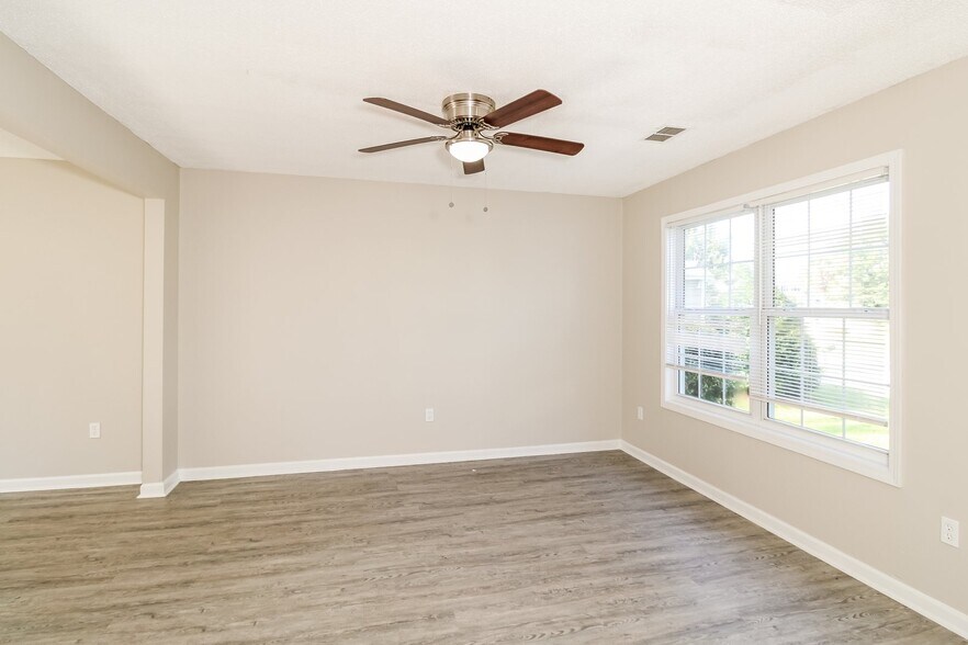 Building Photo - 402 Castle Ridge Dr