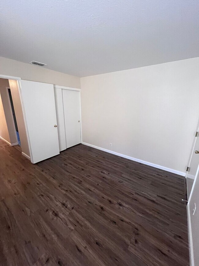 Building Photo - NICE UPDATED CONDO IN ROLLINGWOOD POINTE!!