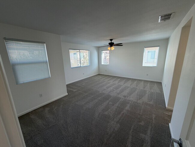 Building Photo - 4 bedroom | 2.5 bathroom | Single family h...