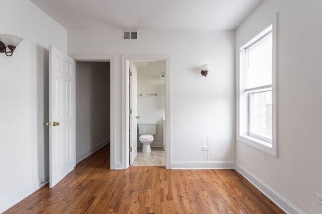 Building Photo - Sheridan Park / Uptown - 2 Bed / 2 Bath - Steps to Beach