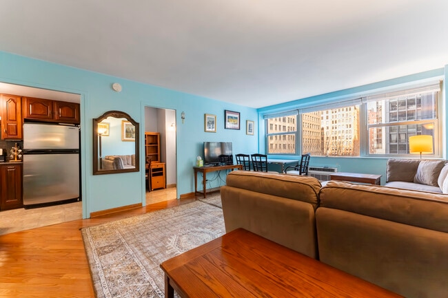 Building Photo - 253 E Delaware Pl