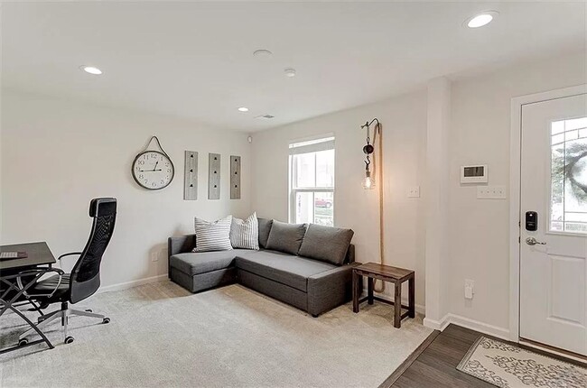 Building Photo - Beautifully Designed Townhome with Modern ...