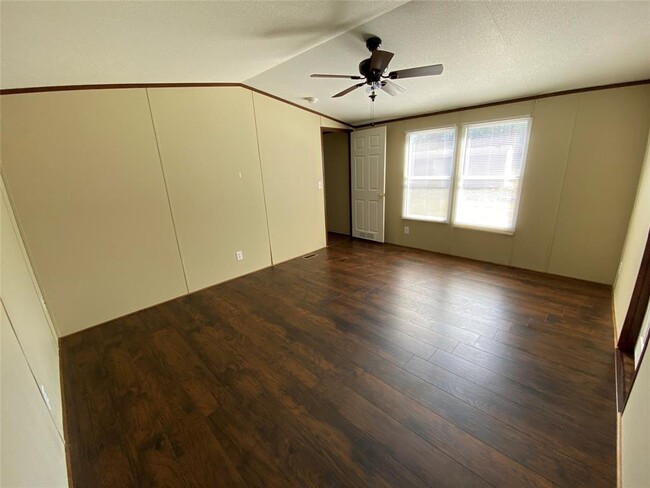 Building Photo - 101 Maple Ln