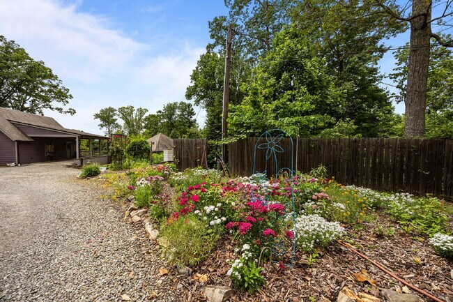 Building Photo - Charming Furnished Estate with Full-Servic...