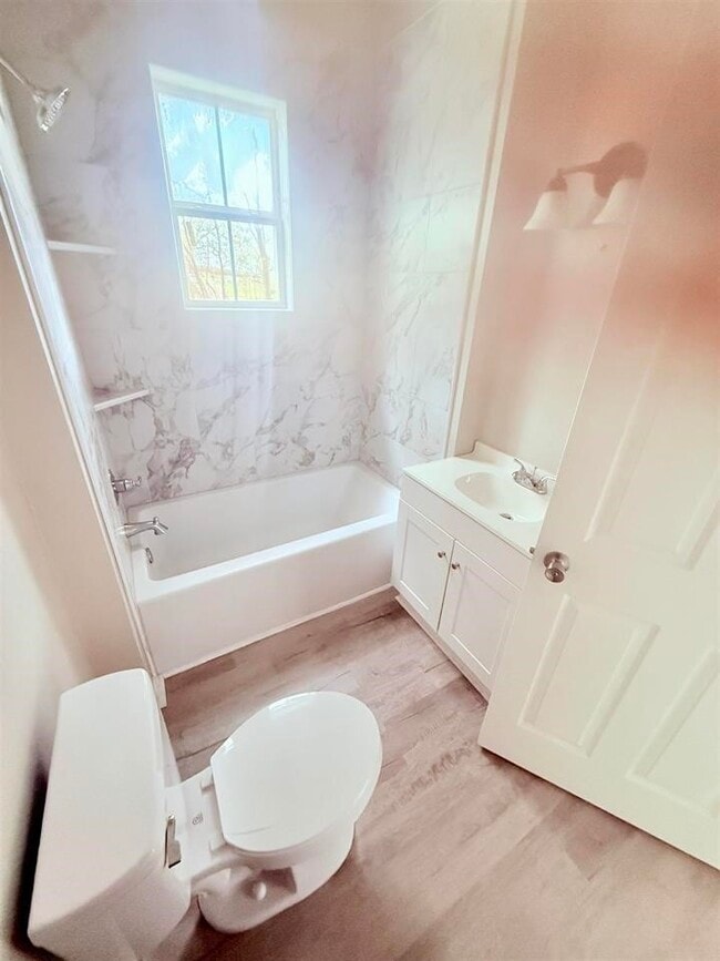 Building Photo - 2105 Laurel Ave