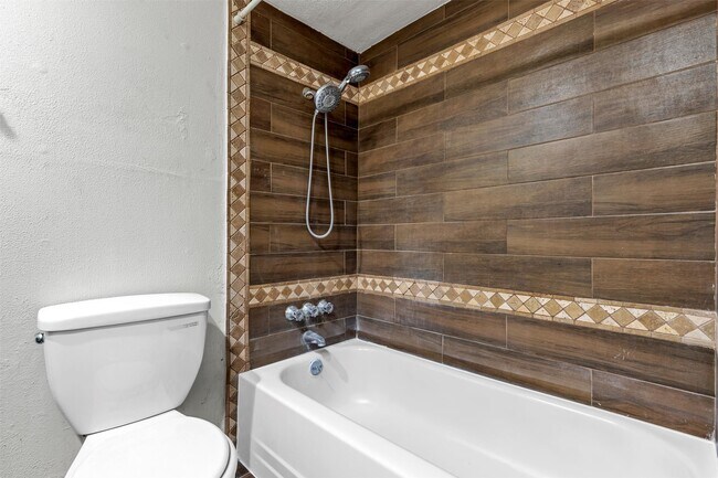 Building Photo - 7700 Creekbend Dr