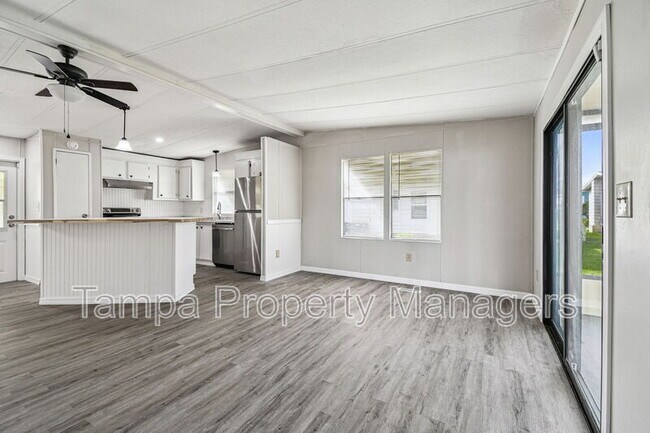 Building Photo - 201 Country Ln