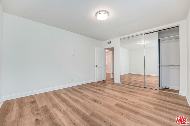 Building Photo - 337 N Oakhurst Dr