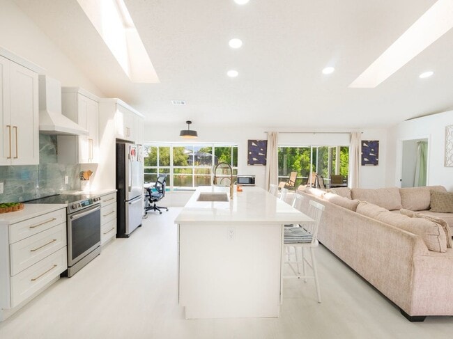 Building Photo - 1123 SW Oak Hollow Ct