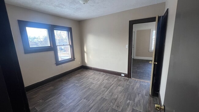 Building Photo - 2421-2423 W Finn Pl