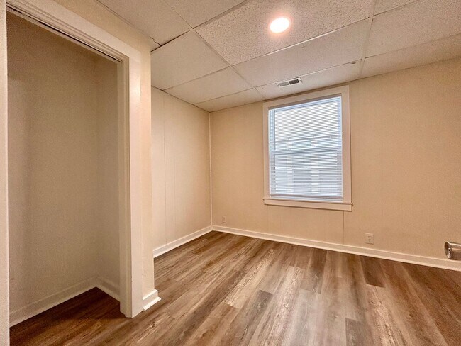 Building Photo - 1123 Pine St