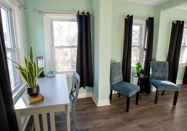 Building Photo - Large Fully Furnished Home, Must See!