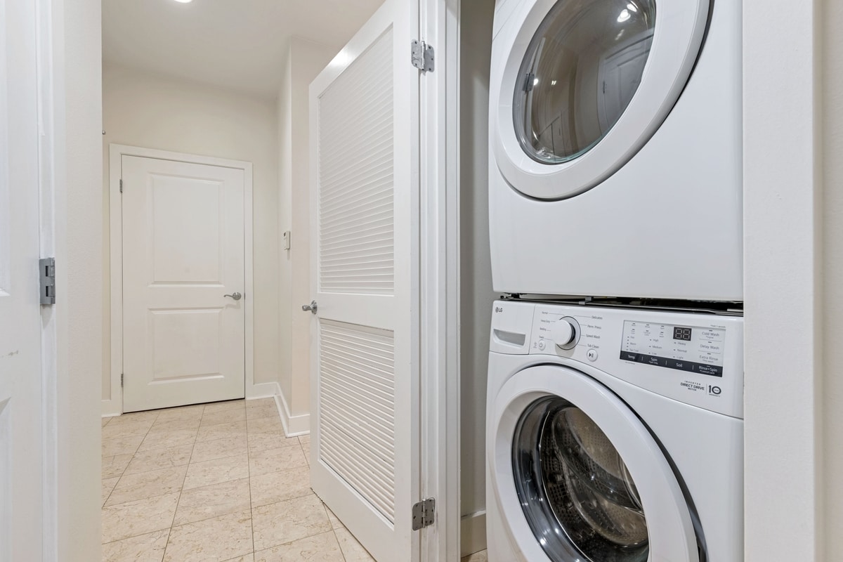 Building Photo - 2240 S Beverly Glen Blvd