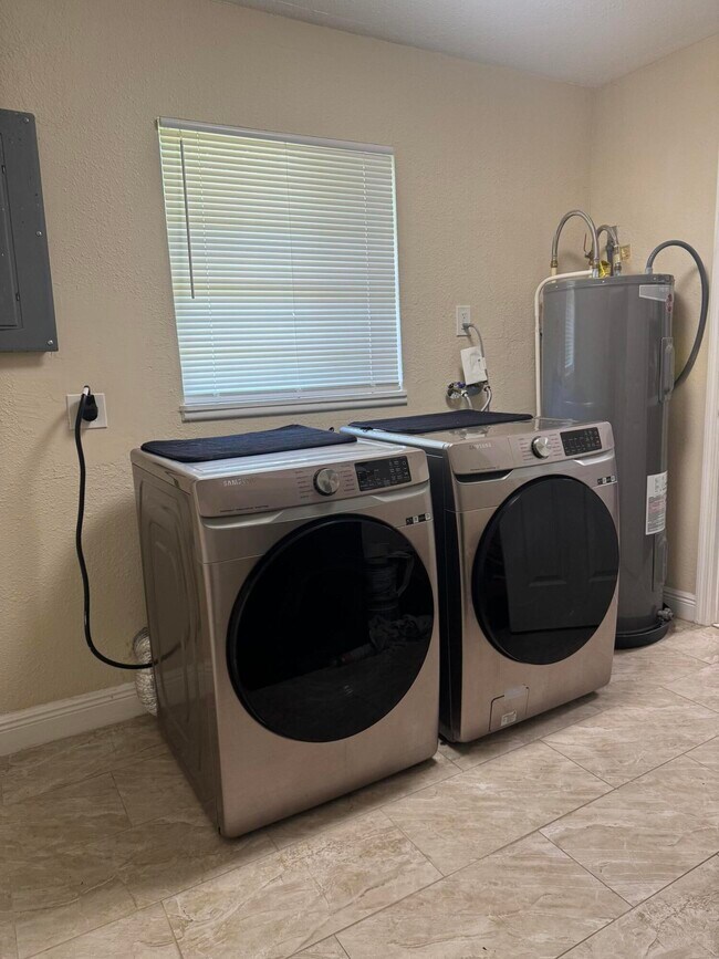 Building Photo - 1604 SE Apache Ave