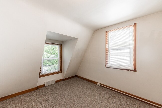 Building Photo - 512 N 6th St