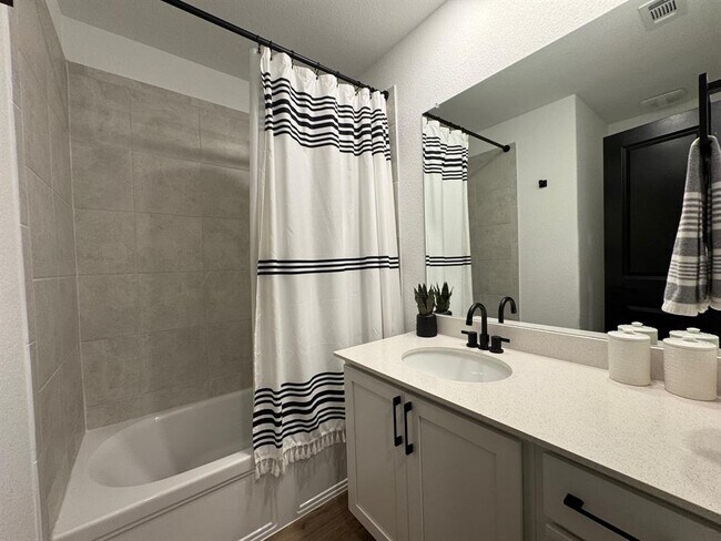 Building Photo - 520 Doherty