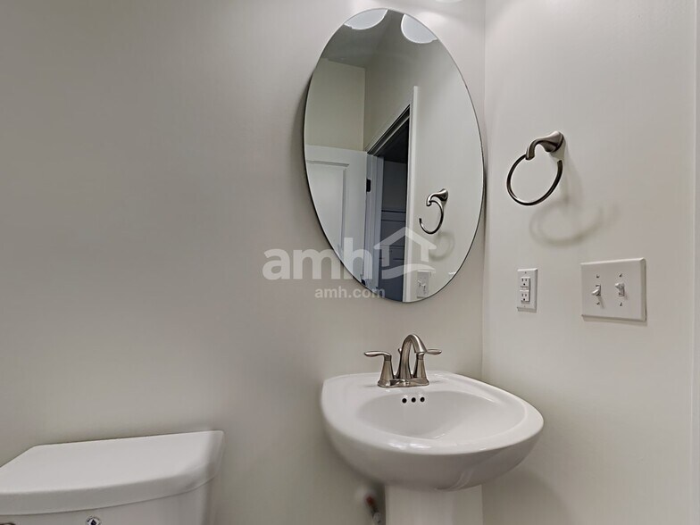 Building Photo - 1815 Produce Ln