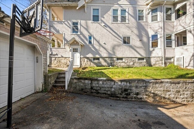 Building Photo - 15 Clearview Ave