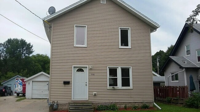 Building Photo - 508 9th St SE