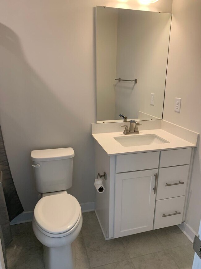 Building Photo - Beautiful Three Bedroom Townhouse!