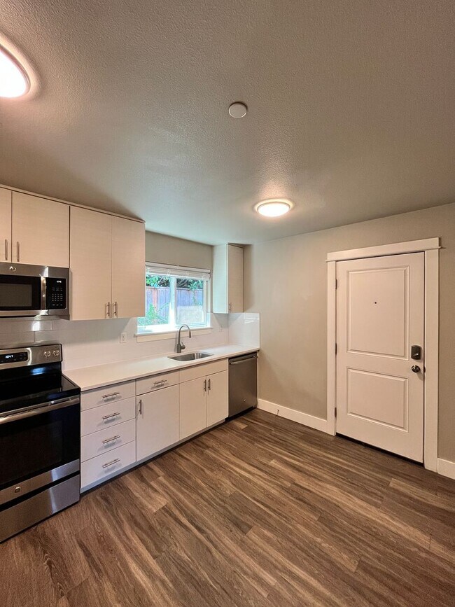 Building Photo - Large 3 Bedroom 2 Bathroom! In-Unit Washer...