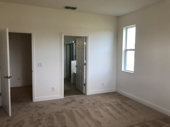 Building Photo - 4 BED HOME LOCATED IN WINTER GARDEN!