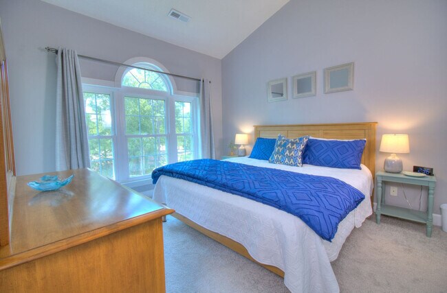 Building Photo - 682 Riverwalk Dr