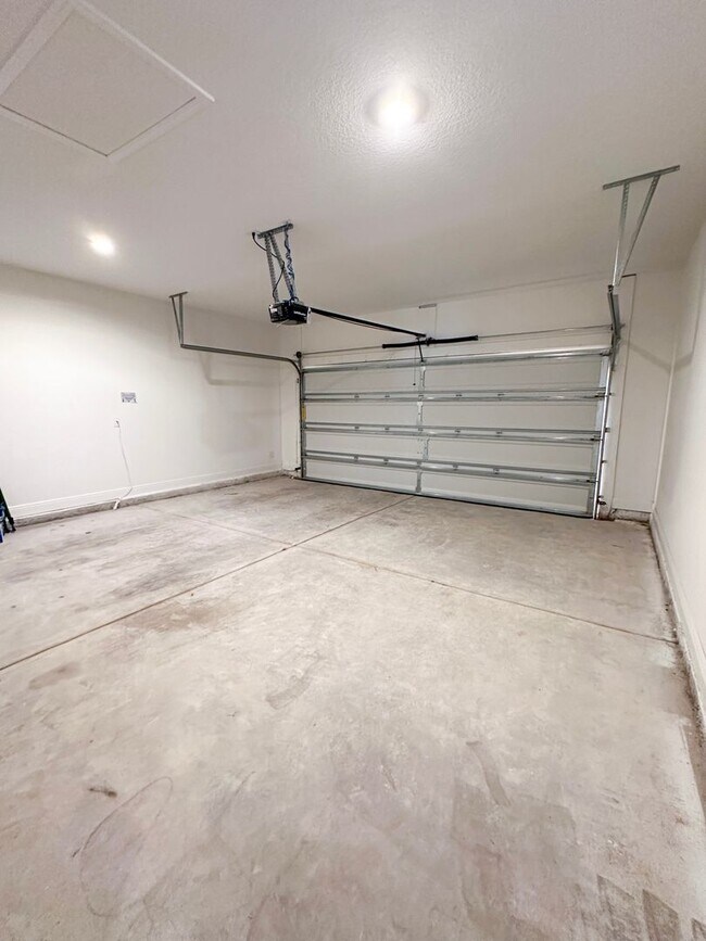 Building Photo - Single story 4 bedroom 2 bath home in Pres...