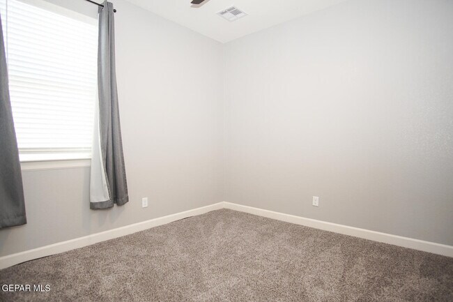 Building Photo - 6016 Hidden Acres Dr