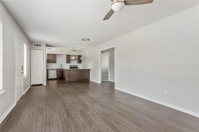 Building Photo - 2810 Dorchester Dr