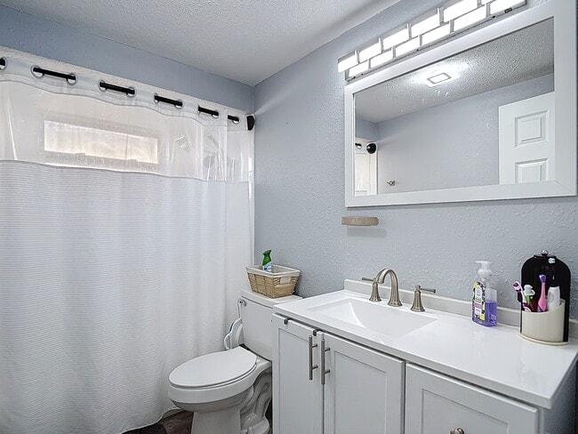 Building Photo - 5913 Appletree Rd