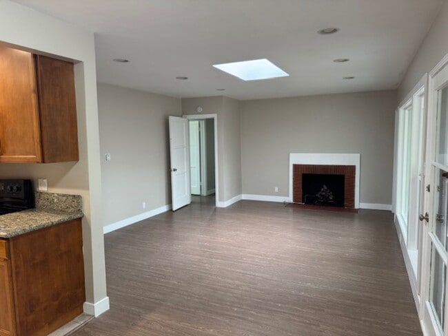 Building Photo - Newly Renovated 4 Bedroom 2 Bath home, wit...