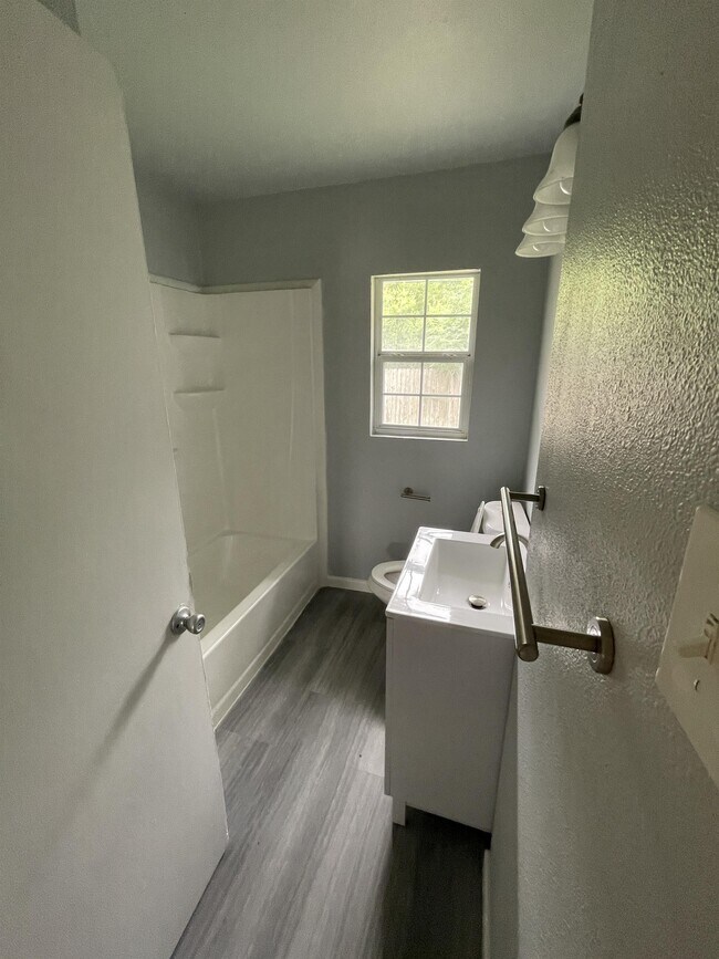 Building Photo - 258 Cresham Dr